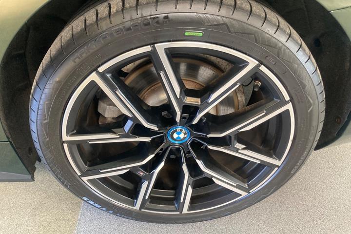 Grøn BMW i4 fra 2023