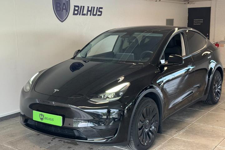 Sort Tesla Model Y fra 2024