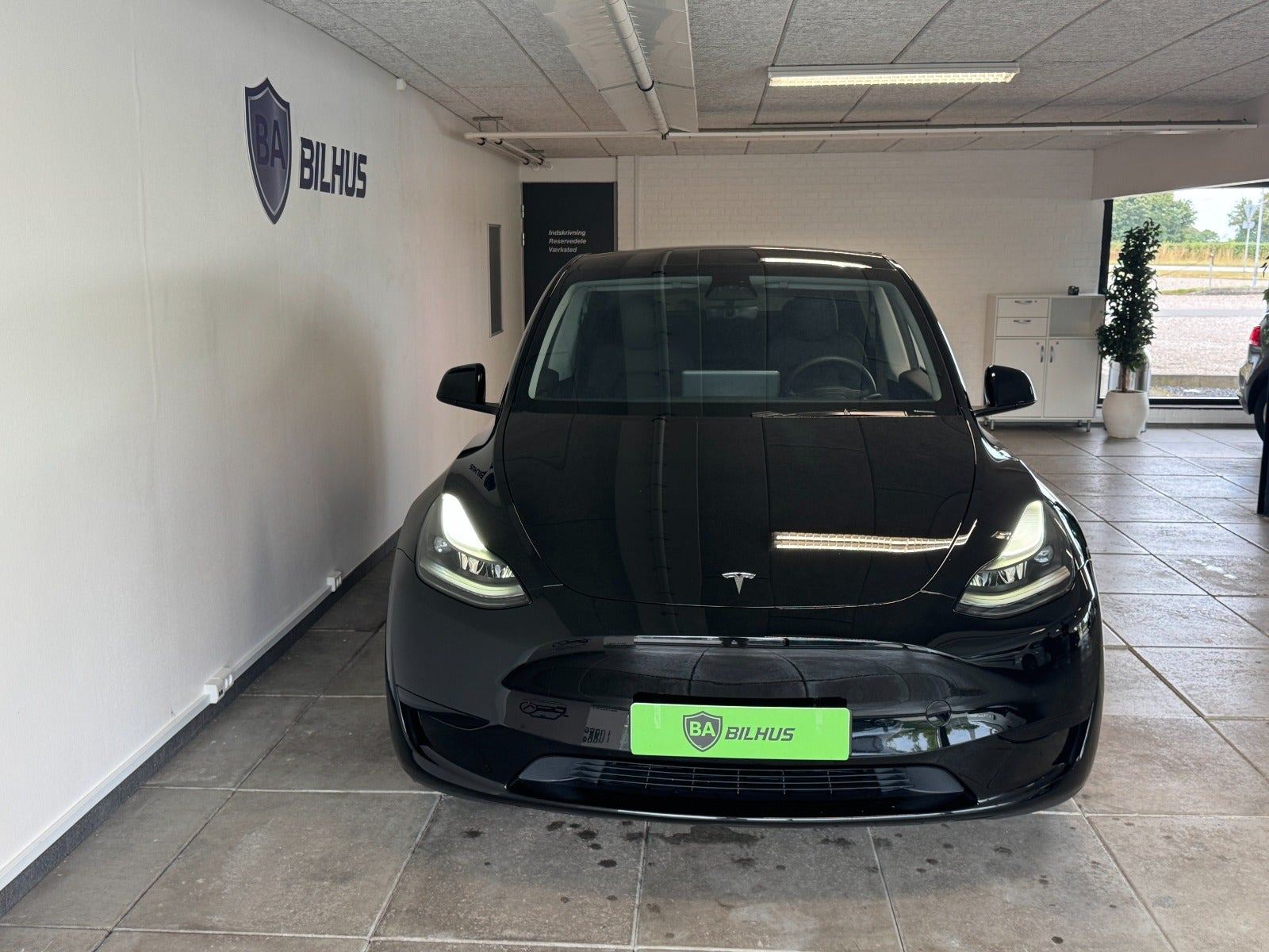 Sort Tesla Model Y fra 2024