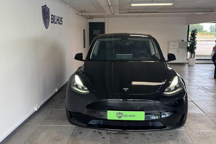 Sort Tesla Model Y fra 2024