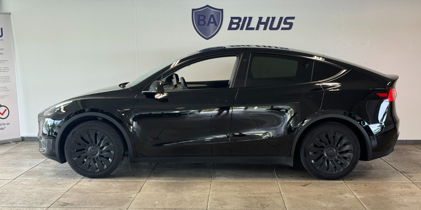 Sort Tesla Model Y fra 2024