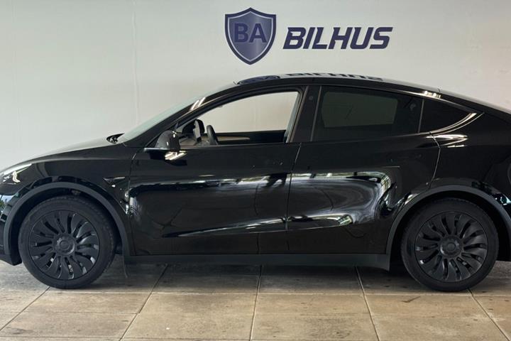 Sort Tesla Model Y fra 2024