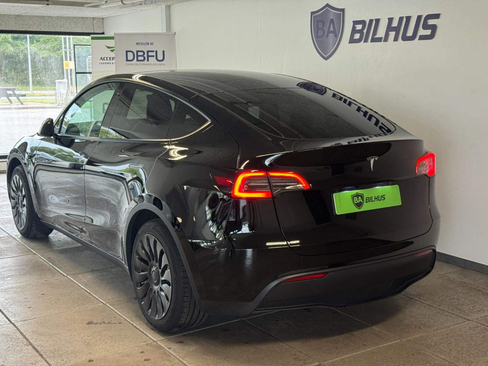 Sort Tesla Model Y fra 2024