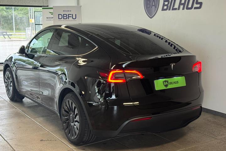 Sort Tesla Model Y fra 2024