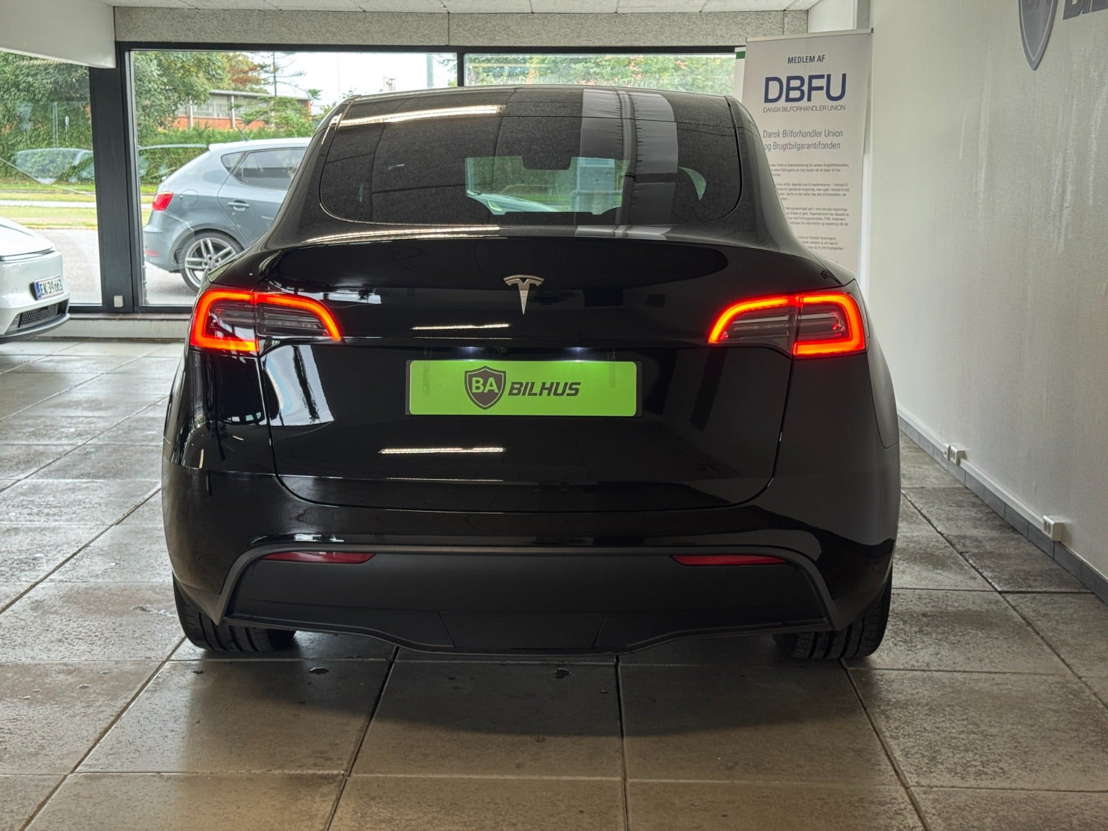Sort Tesla Model Y fra 2024