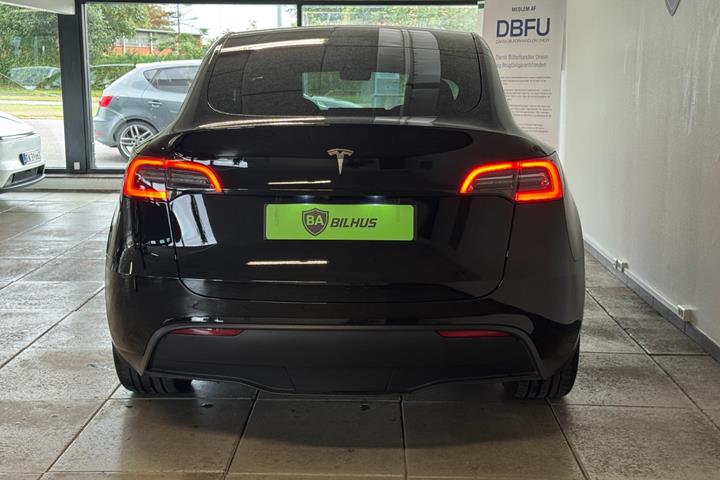 Sort Tesla Model Y fra 2024