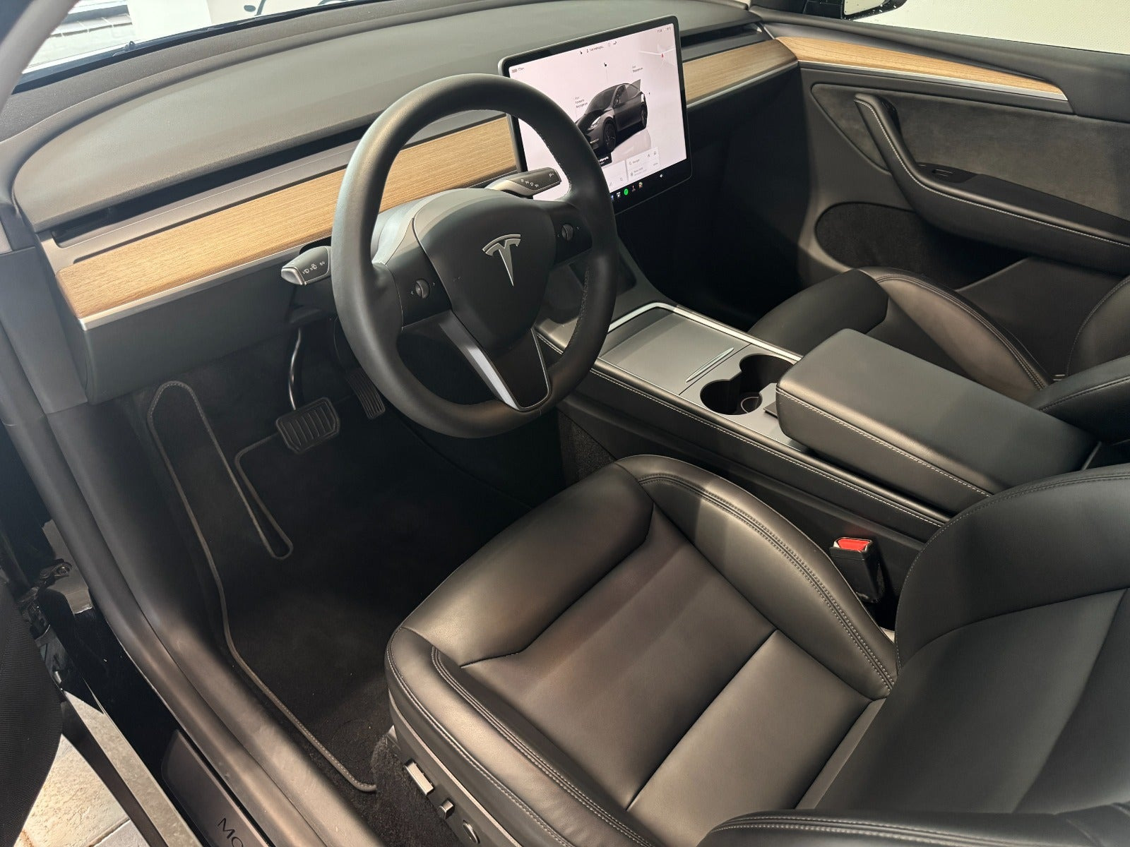 Sort Tesla Model Y fra 2024