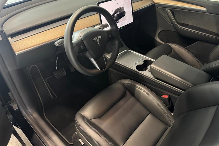 Sort Tesla Model Y fra 2024