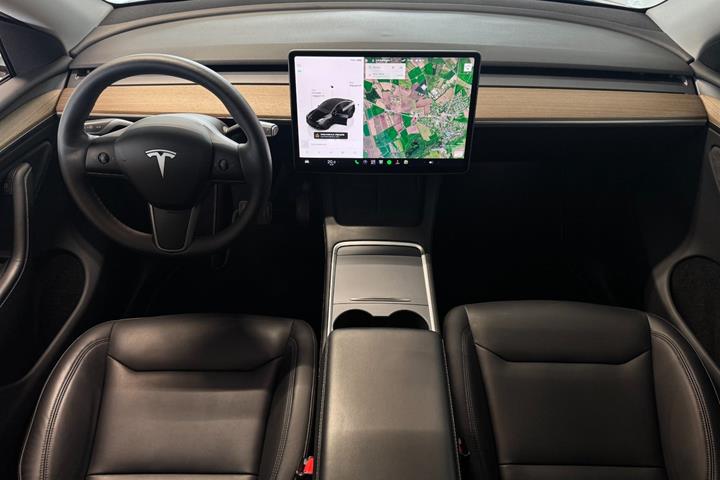 Sort Tesla Model Y fra 2024