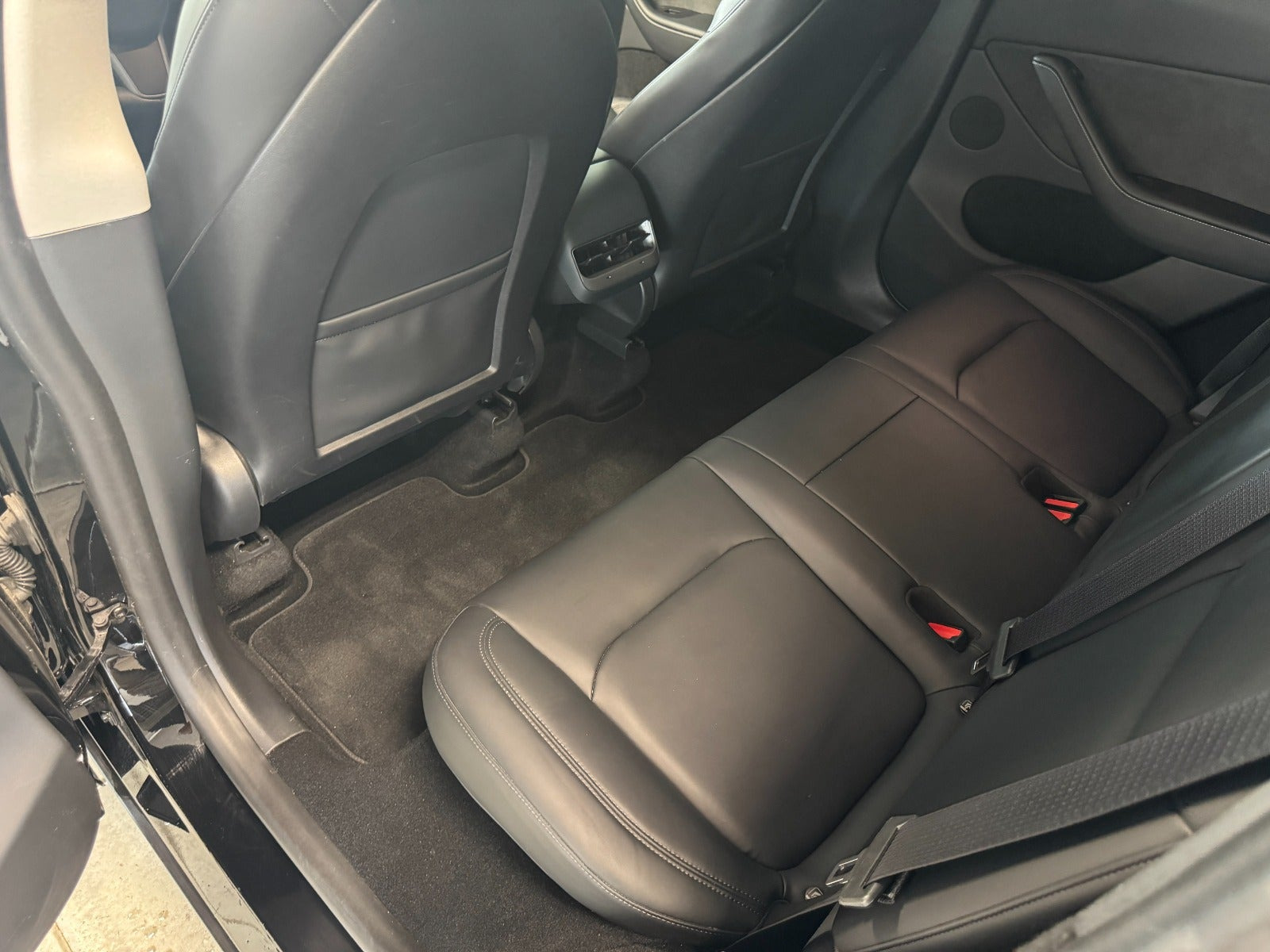 Sort Tesla Model Y fra 2024