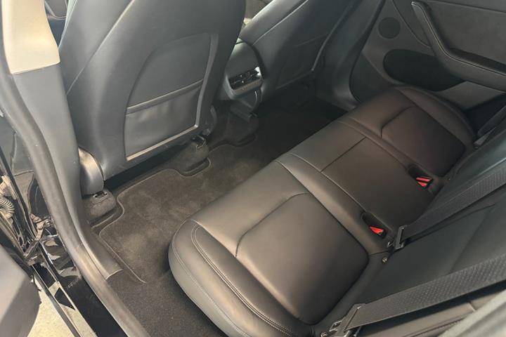 Sort Tesla Model Y fra 2024