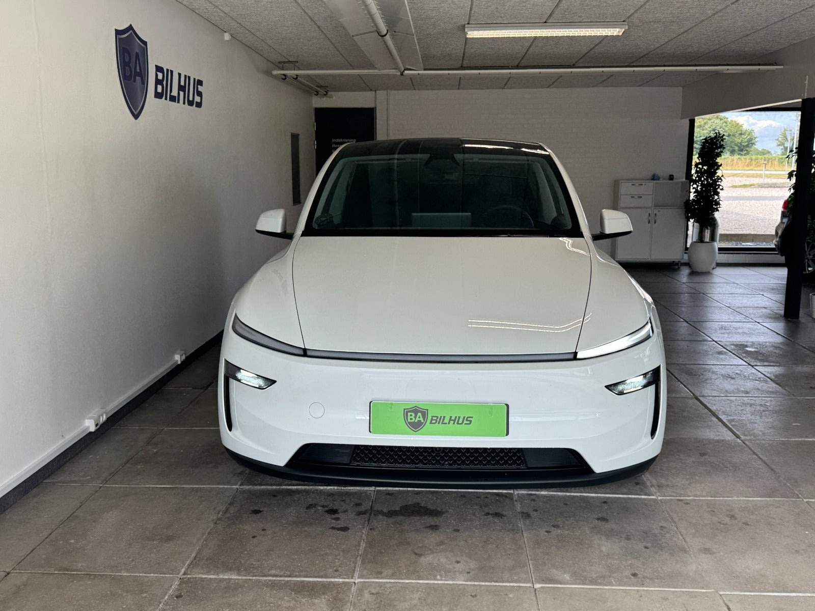 Hvid Tesla Model Y fra 2025