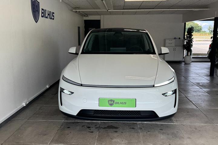 Hvid Tesla Model Y fra 2025