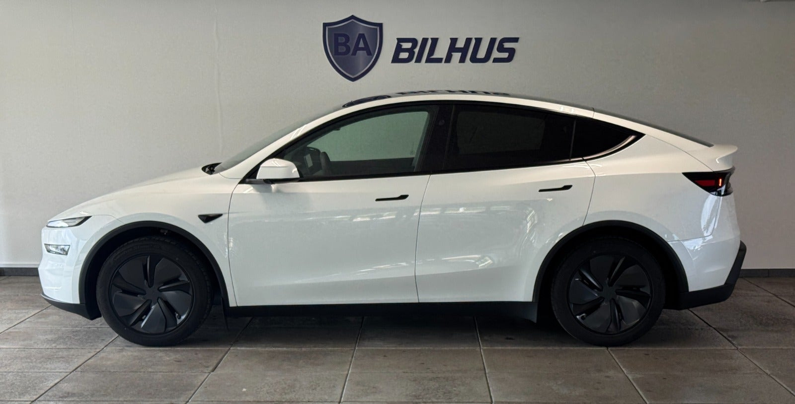 Hvid Tesla Model Y fra 2025