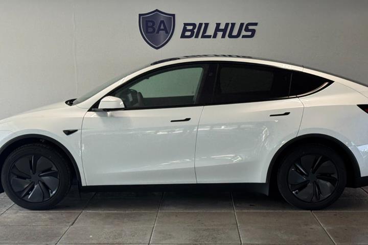 Hvid Tesla Model Y fra 2025