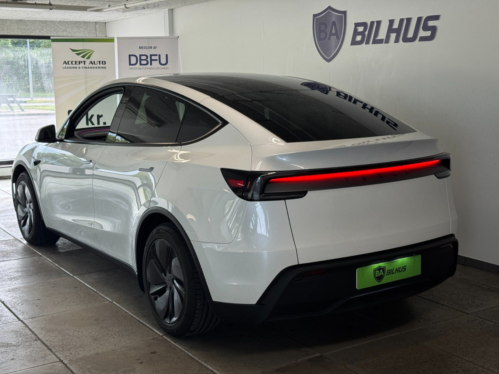 Hvid Tesla Model Y fra 2025