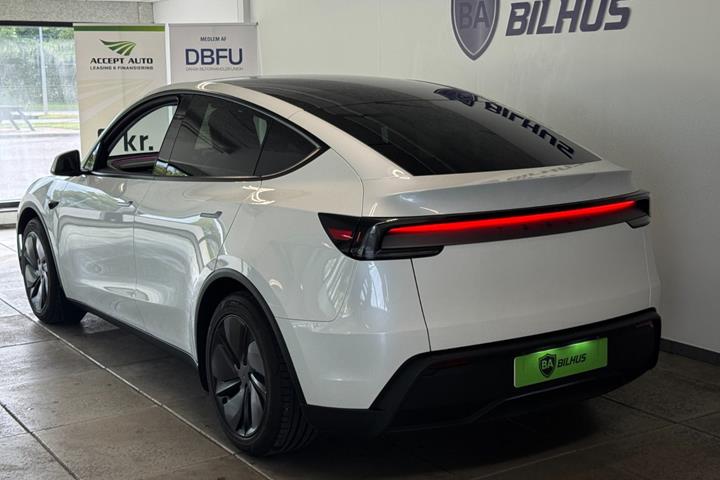 Hvid Tesla Model Y fra 2025