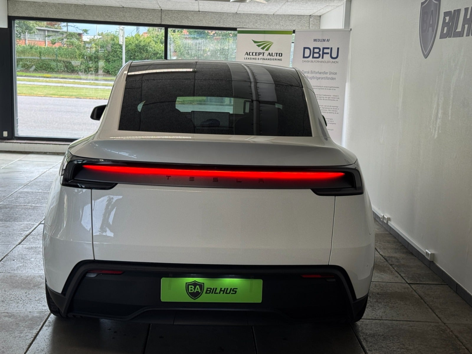Hvid Tesla Model Y fra 2025