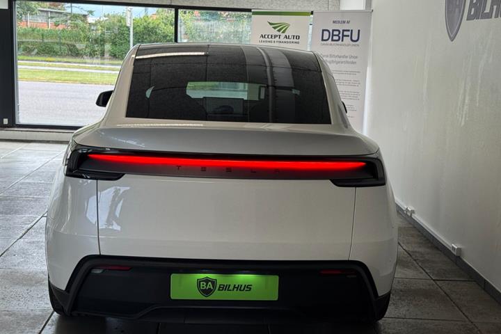 Hvid Tesla Model Y fra 2025