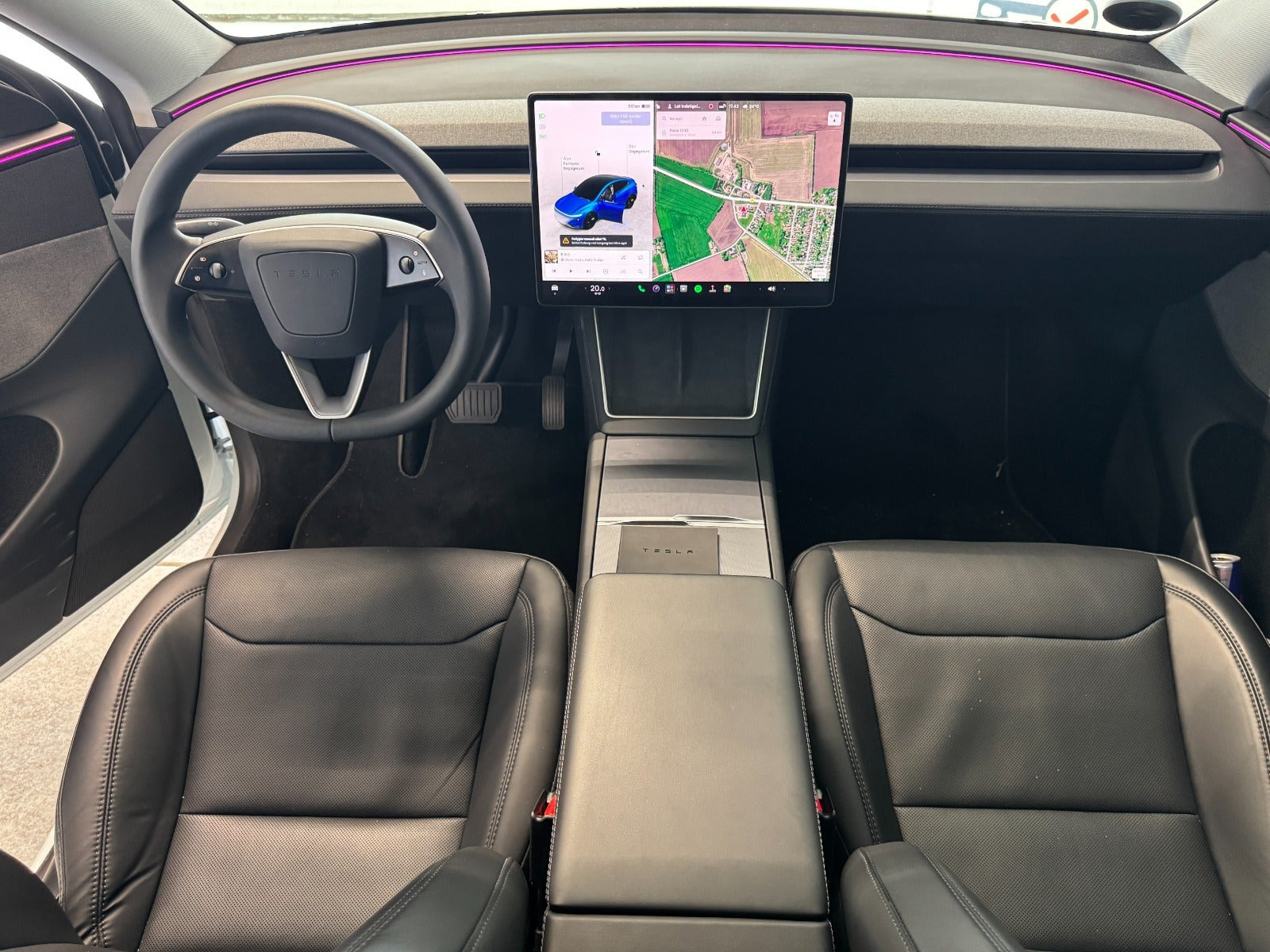 Hvid Tesla Model Y fra 2025