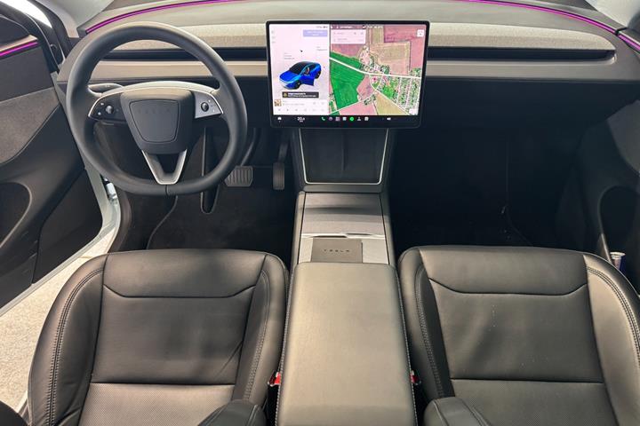 Hvid Tesla Model Y fra 2025