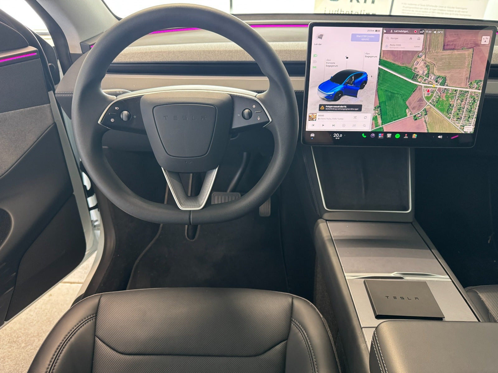 Hvid Tesla Model Y fra 2025