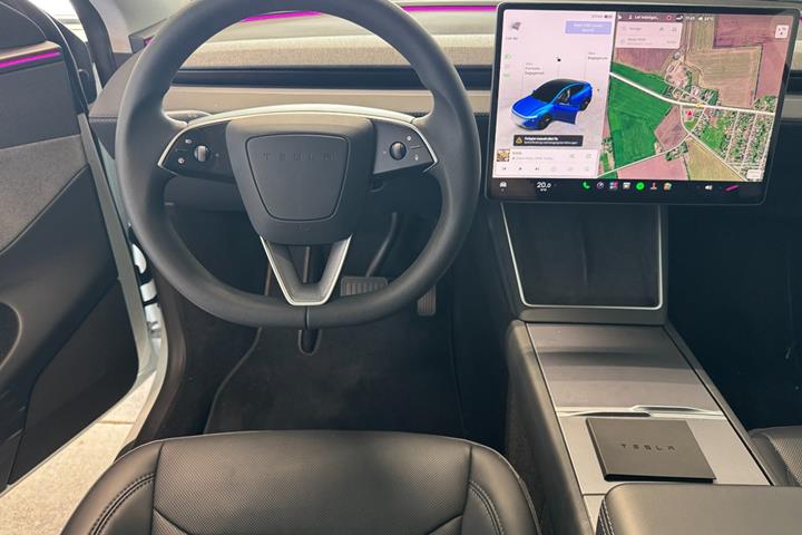 Hvid Tesla Model Y fra 2025