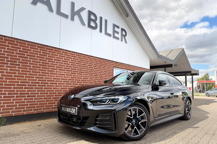 Sort BMW i4 fra 2022 set udefra