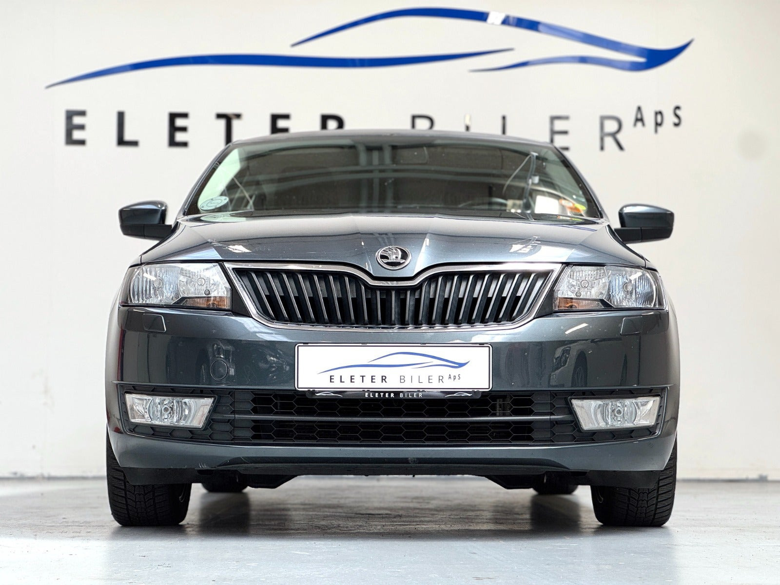 Grå Skoda Rapid fra 2015
