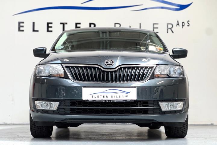 Grå Skoda Rapid fra 2015