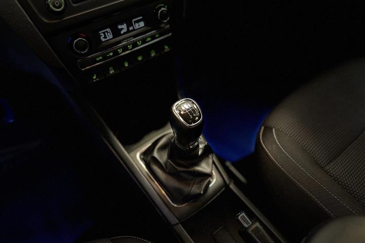 Grå Skoda Rapid fra 2015