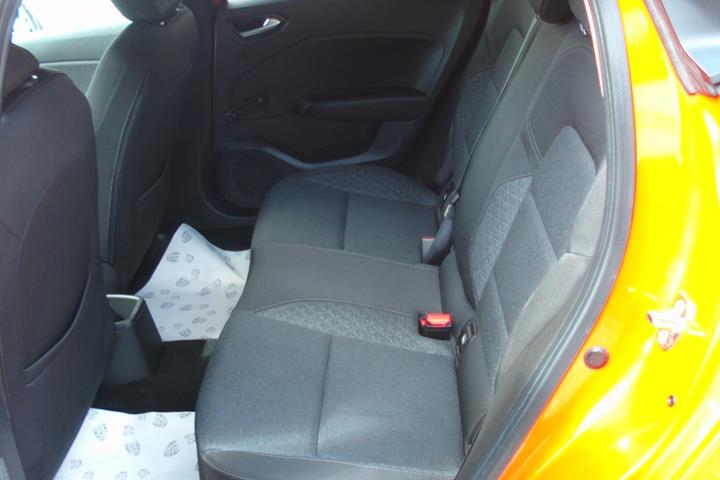 Orange Renault Clio V fra 2020
