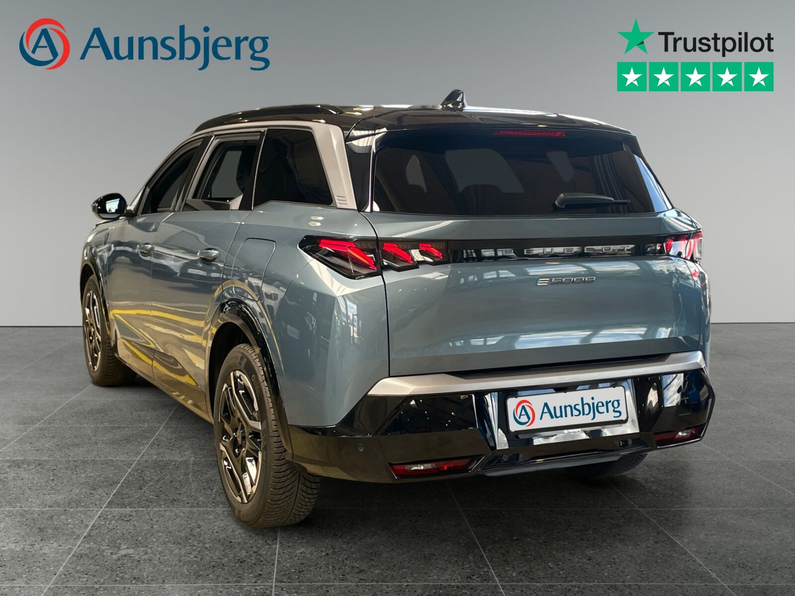 Blå Peugeot e-5008 fra 2025