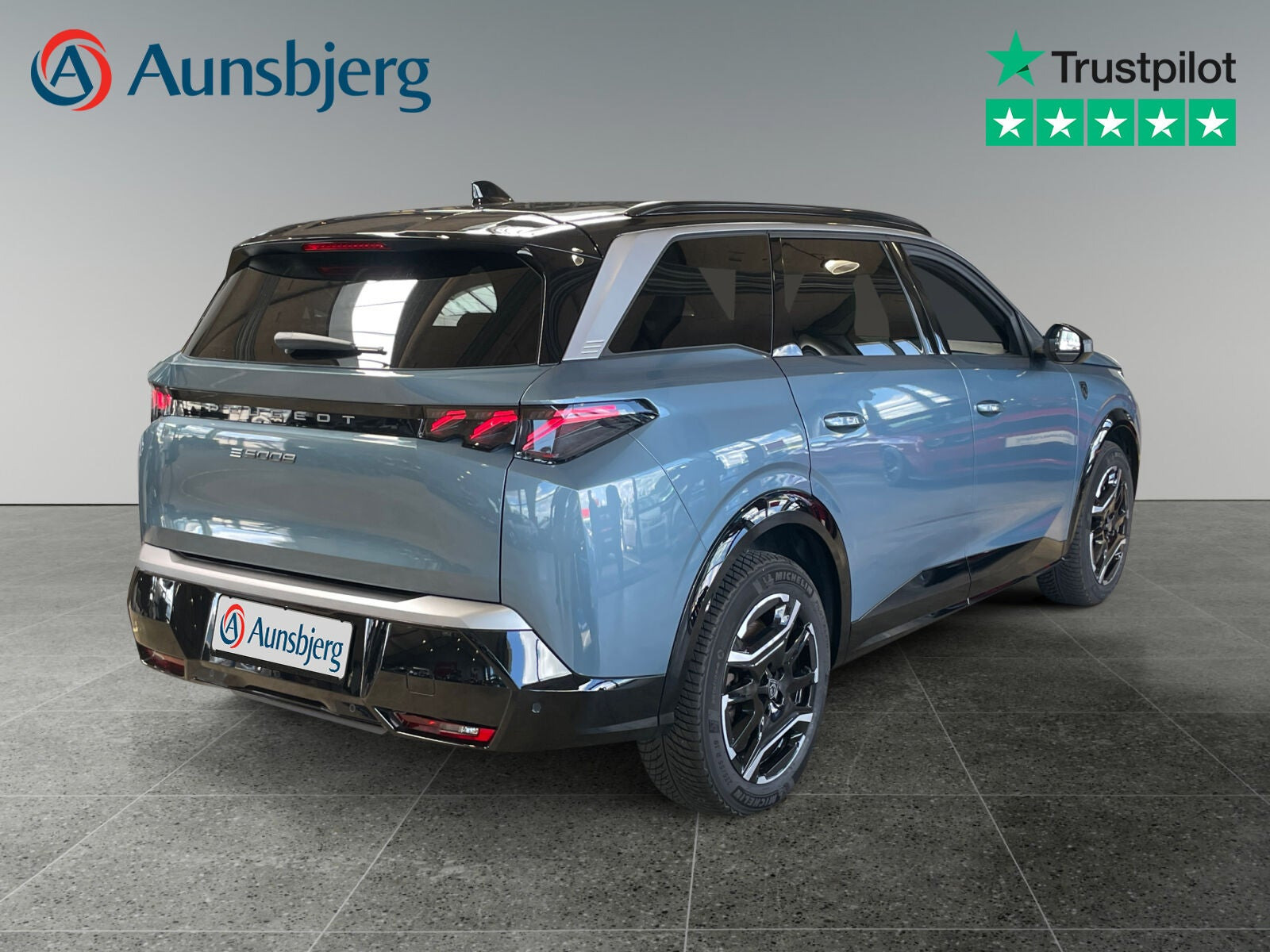 Blå Peugeot e-5008 fra 2025