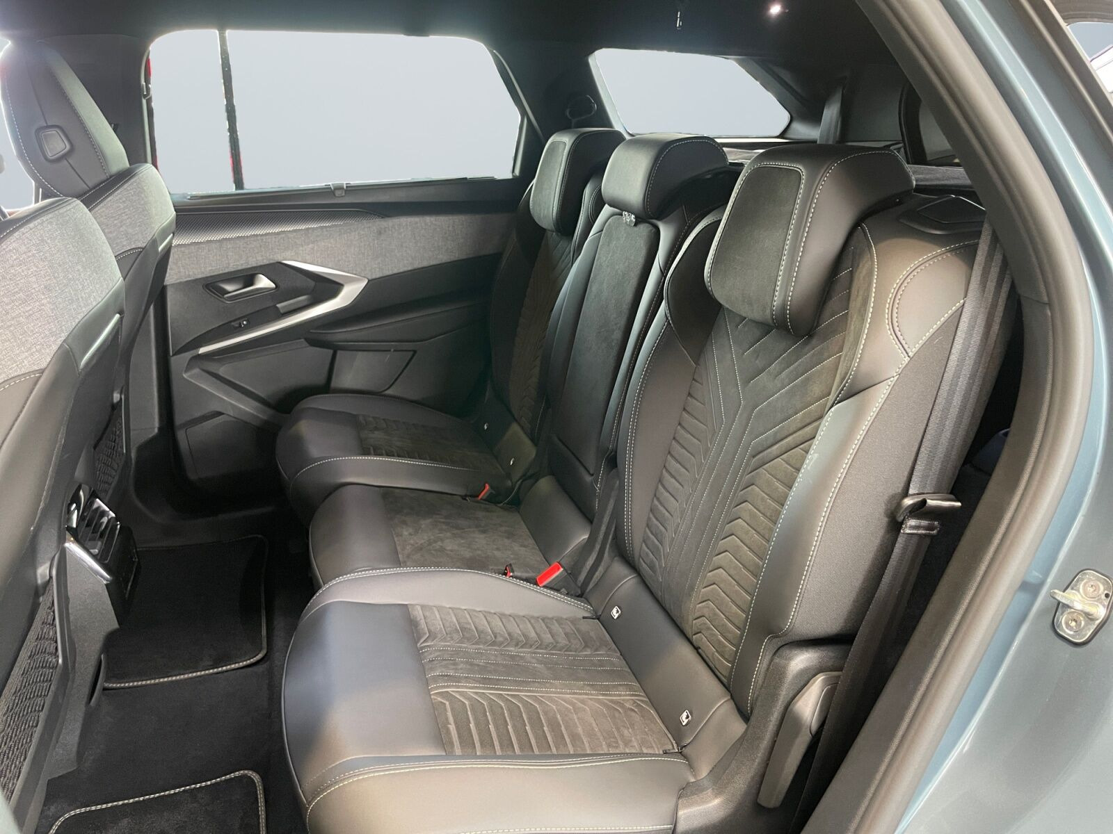 Blå Peugeot e-5008 fra 2025