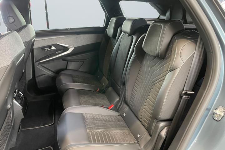 Blå Peugeot e-5008 fra 2025