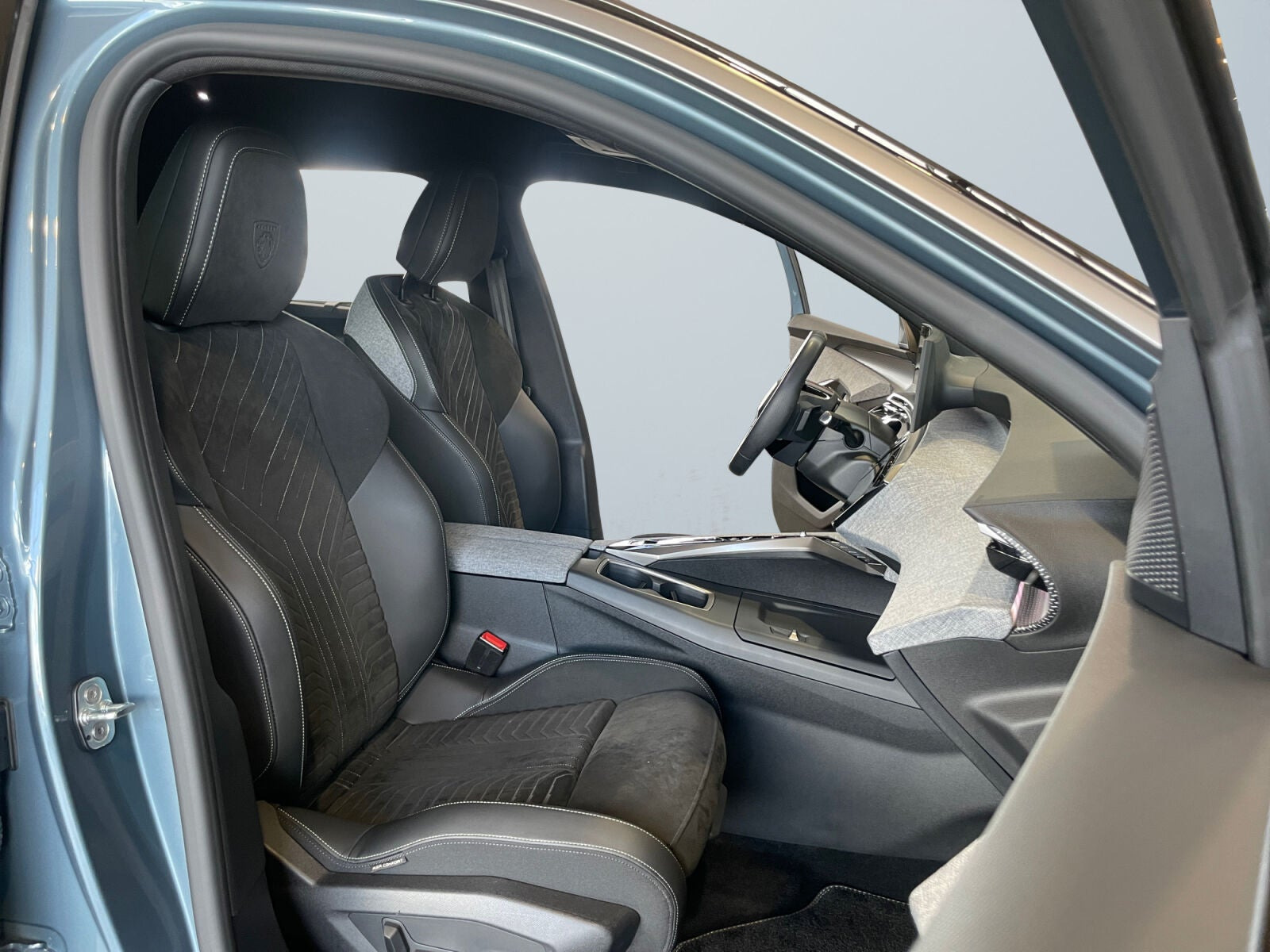 Blå Peugeot e-5008 fra 2025