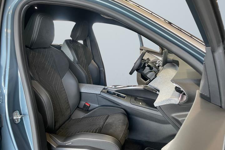 Blå Peugeot e-5008 fra 2025