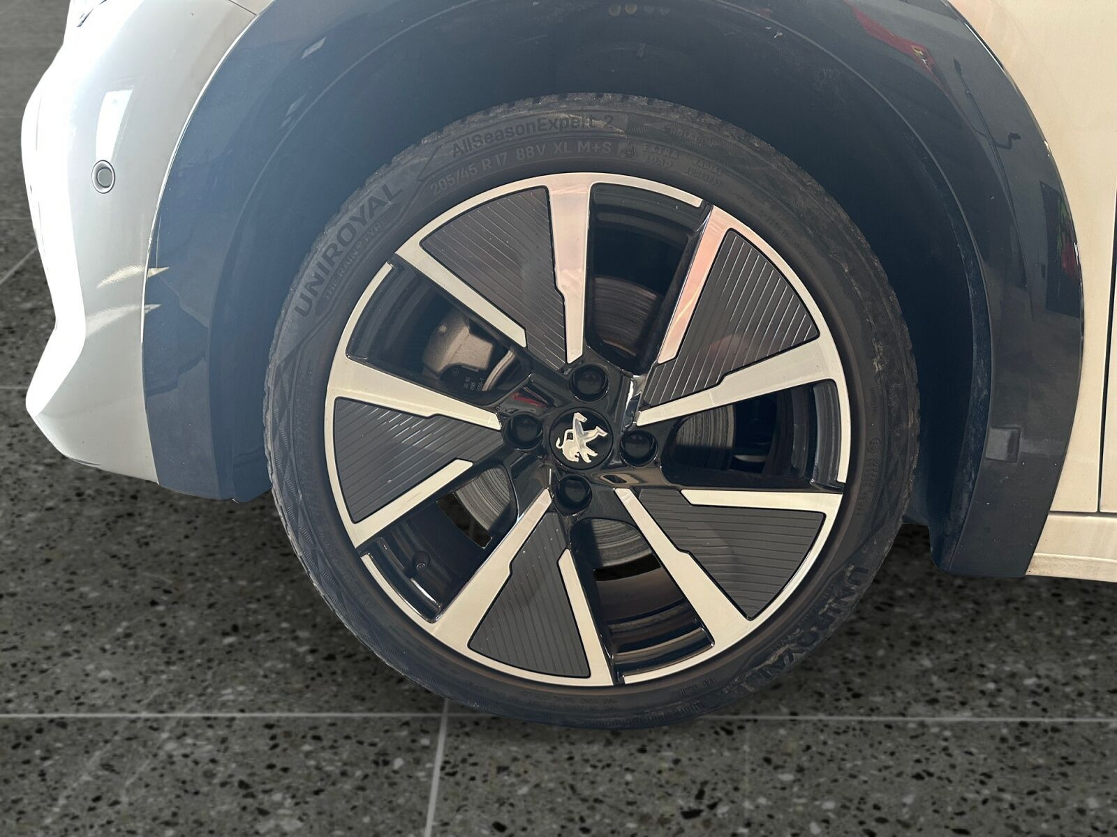 Hvid Peugeot e-208 fra 2021
