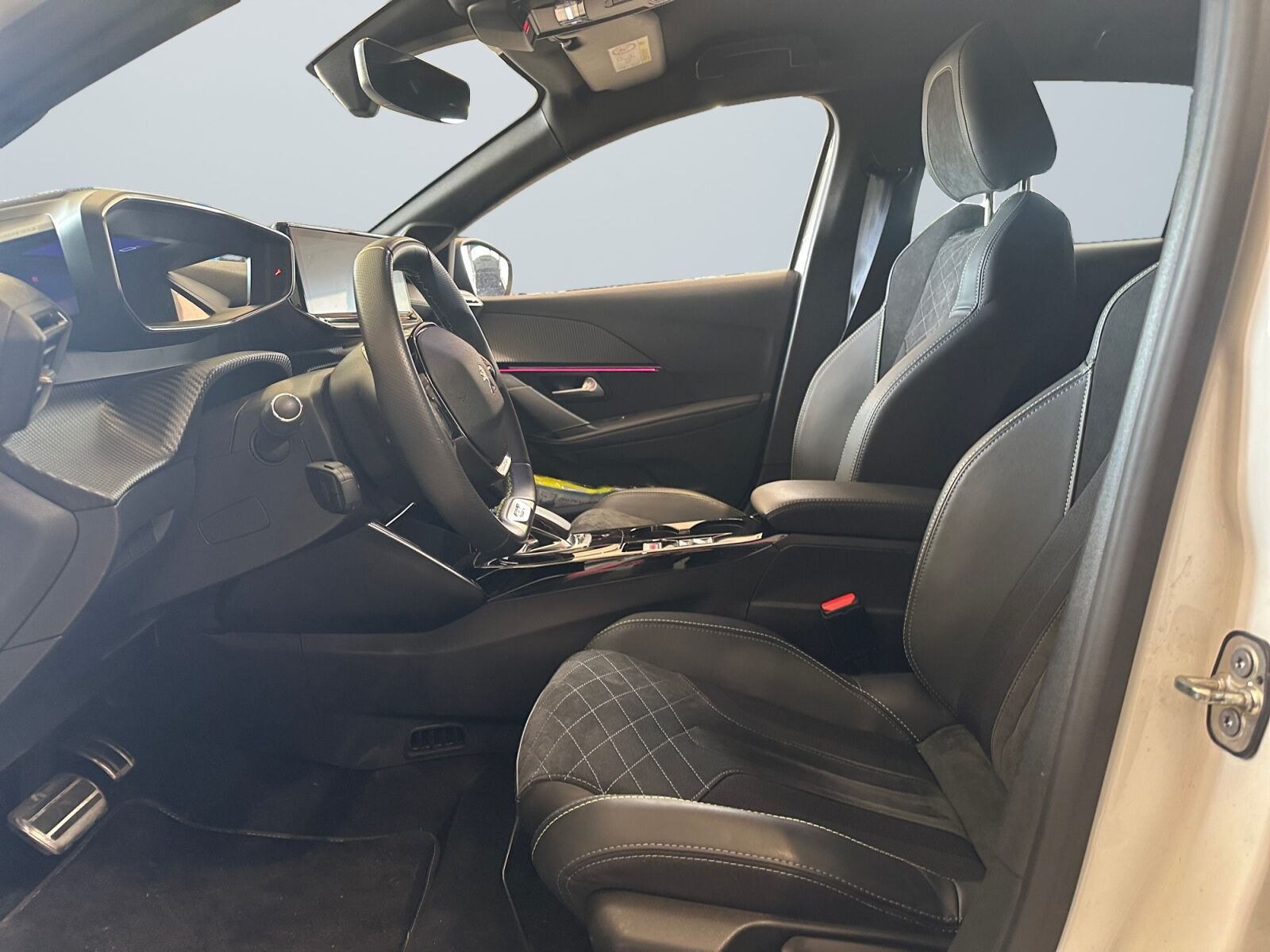 Hvid Peugeot e-208 fra 2021