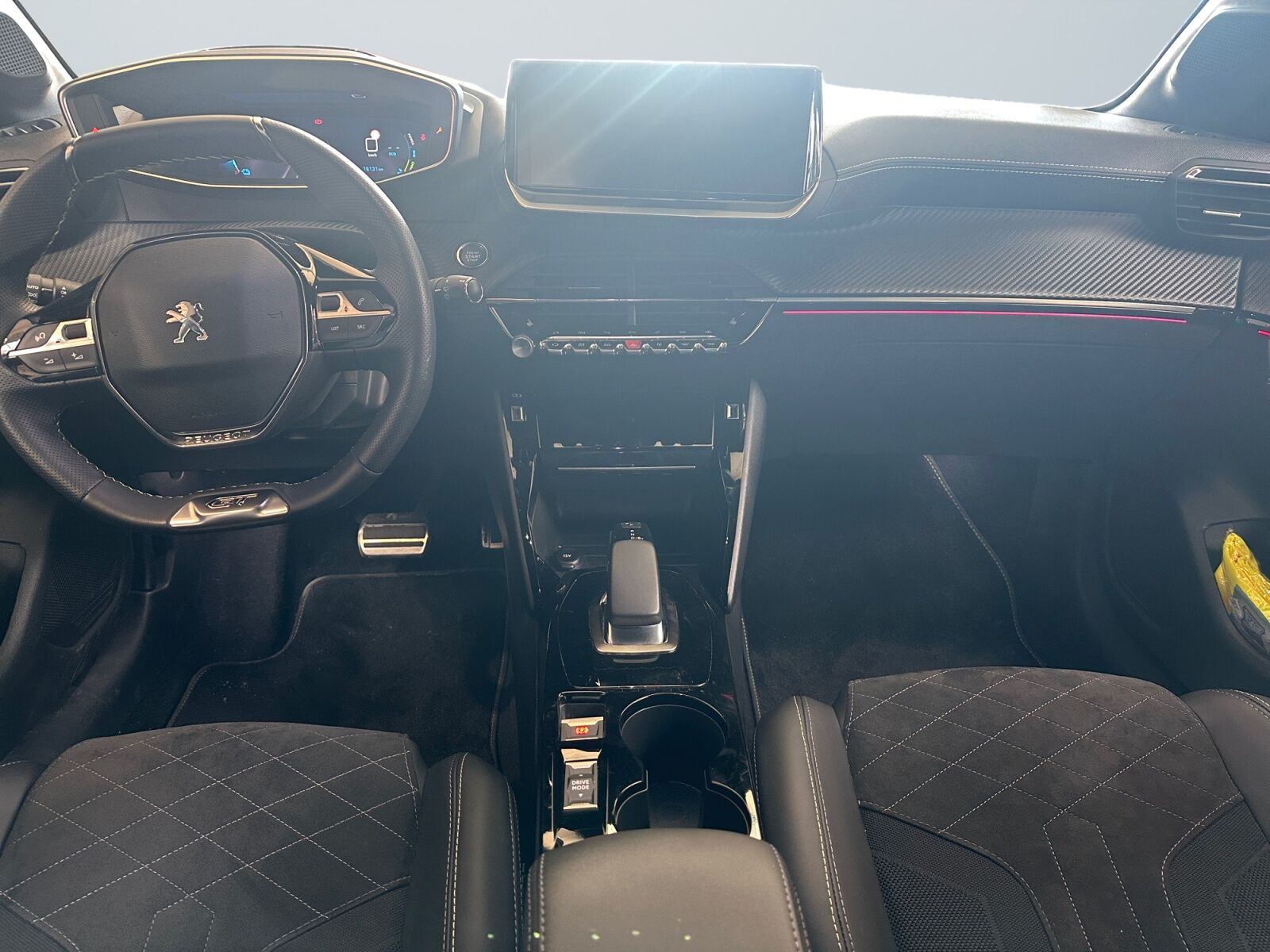 Hvid Peugeot e-208 fra 2021