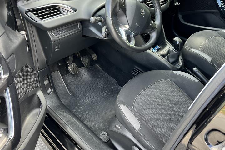 Sort Peugeot 208 fra 2016