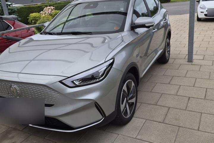 Sølv MG ZS fra 2023 set udefra