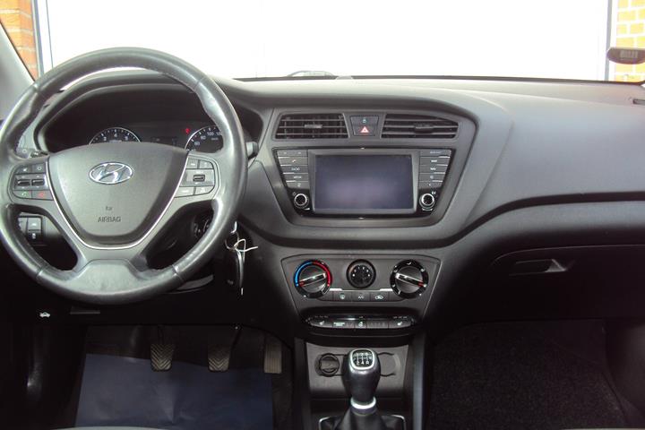Sølv Hyundai i20 fra 2018