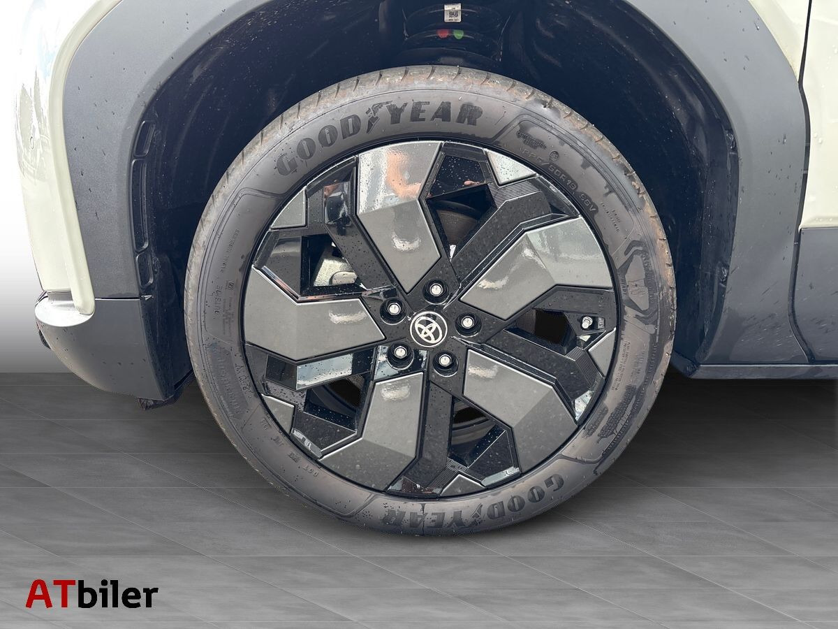 Hvid Toyota Urban Cruiser fra 2025