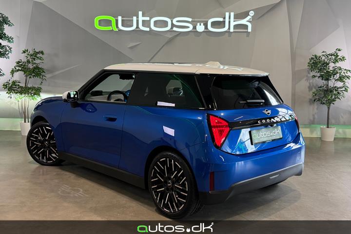 Blå Mini Cooper SE fra 2024