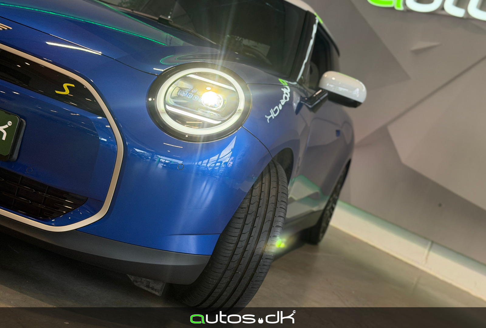 Blå Mini Cooper SE fra 2024