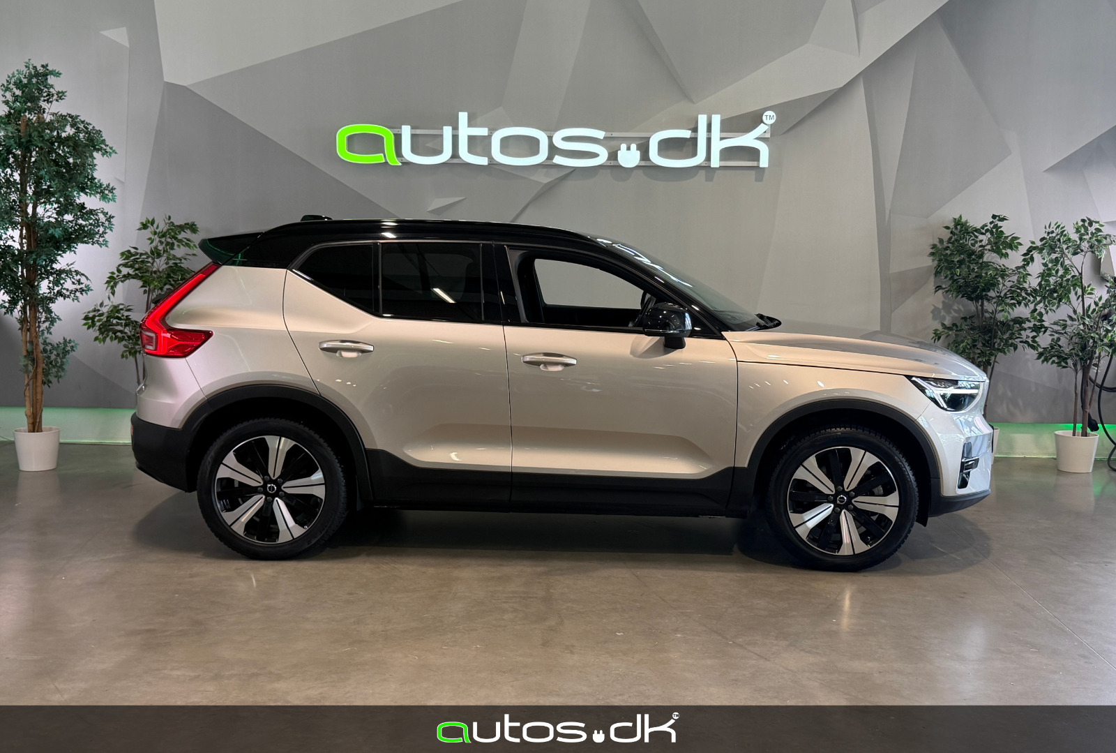 Beige Volvo XC40 fra 2023