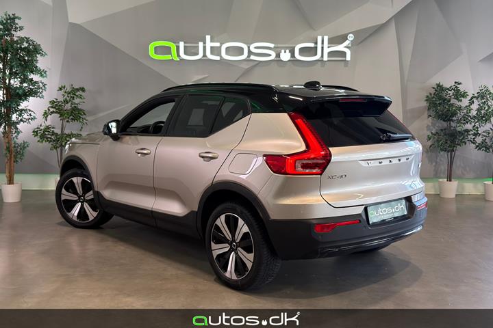 Beige Volvo XC40 fra 2023