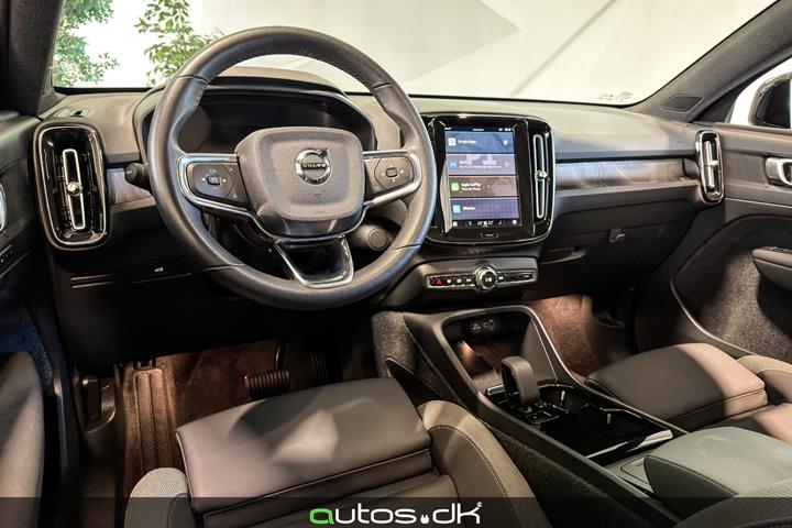 Beige Volvo XC40 fra 2023